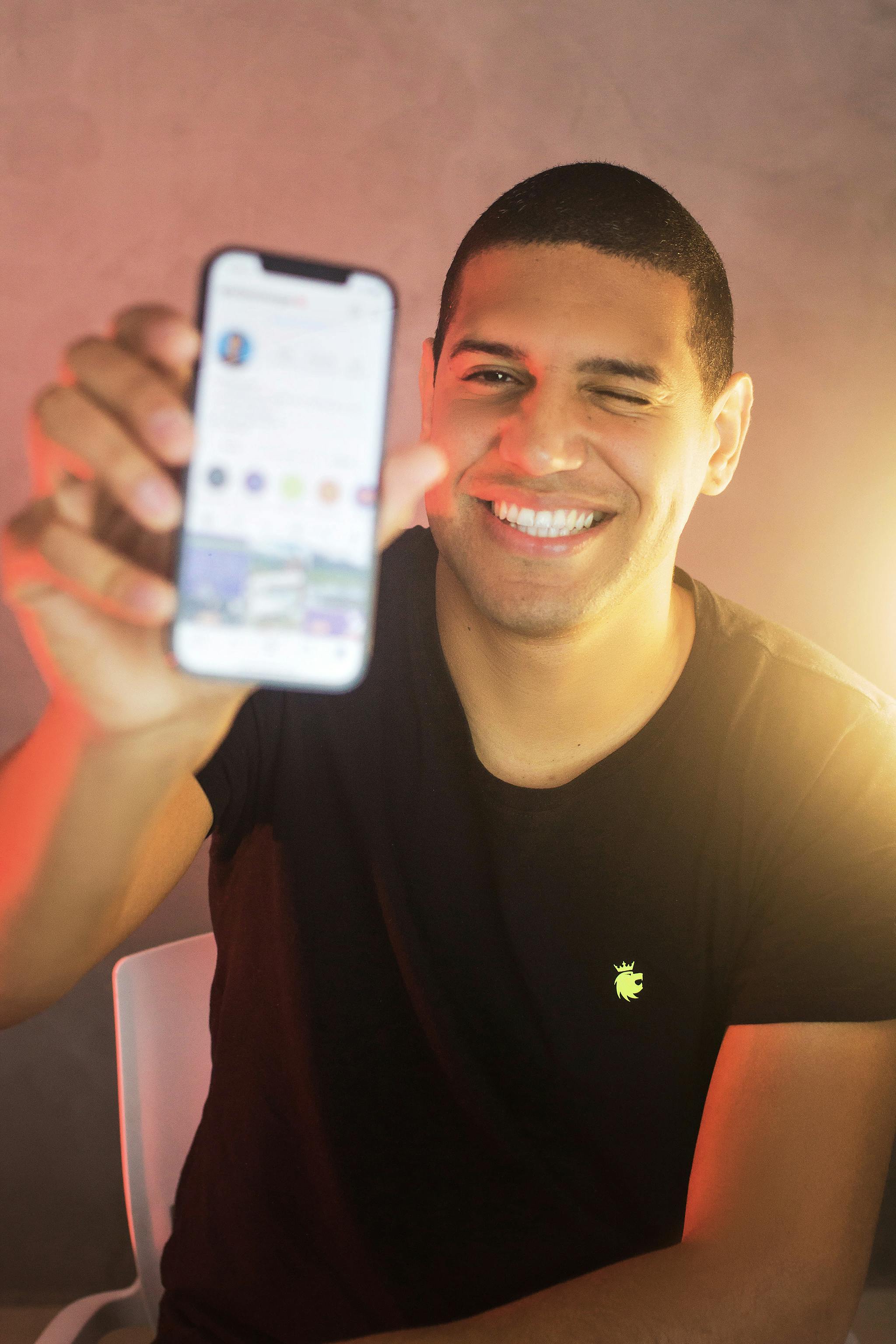 Persona joven sonriendo con su celular nuevo financiado por Renova